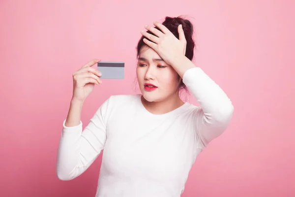 Jovem Mulher Asiática Dor Cabeça Com Cartão Branco Fundo Rosa — Fotografia de Stock