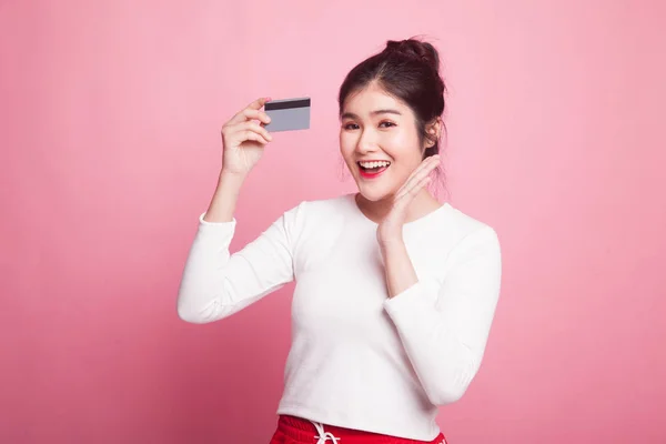 Joven Mujer Asiática Feliz Con Tarjeta Blanco Sobre Fondo Rosa —  Fotos de Stock