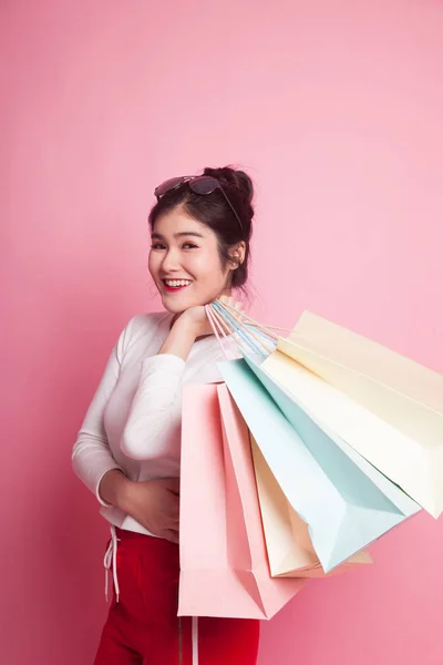 Ung Asiatisk Kvinna Nöjd Med Shopping Väska Rosa Bakgrund — Stockfoto