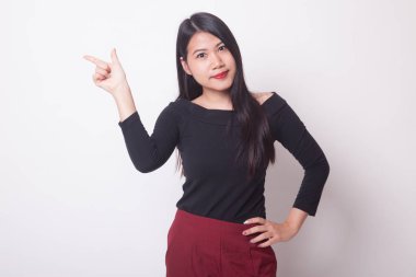 Genç Asyalı kadın gülümseme ve beyaz arka plan üzerinde nokta