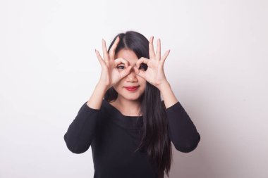 Asyalı kadın yapmak komik Çift Ok işareti olarak beyaz arka plan üzerinde gözlük