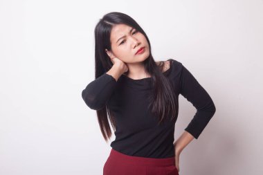 Genç Asyalı kadın boyun ağrısı beyaz arka plan üzerinde var