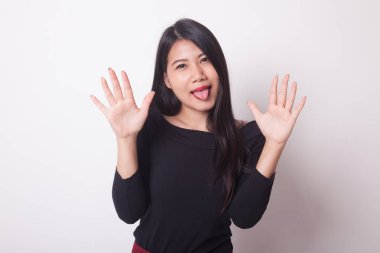 Genç Asyalı kadın dilini dışarı beyaz zemin üzerine yapışmasını