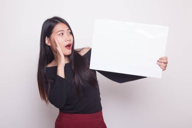 Beyaz arka plan üzerinde beyaz boş işareti olan genç Asyalı kadın sürpriz