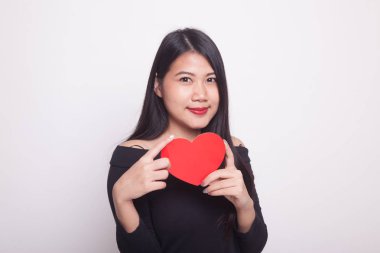 Beyaz arka planda kırmızı kalpli Asyalı kadın.