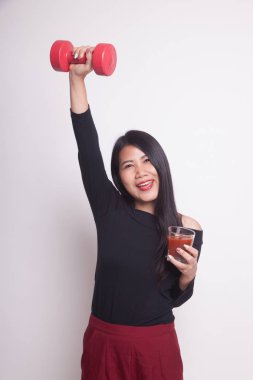 Beyaz arka plan üzerinde Halter ve domates suyu ile sağlıklı genç Asyalı kadın