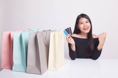 Genç Asyalı kadın ile alışveriş çantası ve beyaz arka plan üzerinde boş kartı