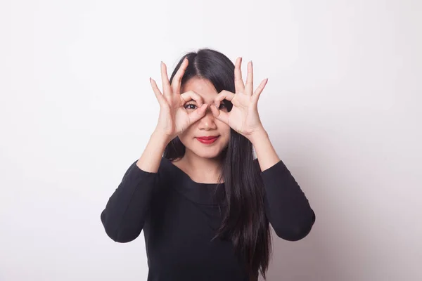 Mujer Asiática Hacer Divertido Doble Signo Como Gafas Sobre Fondo — Foto de Stock