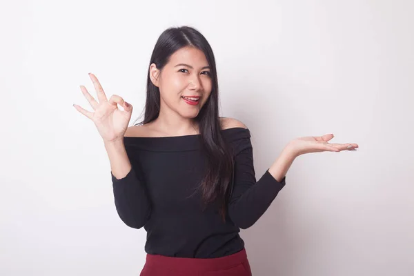 Vacker Ung Asiatisk Kvinna Visa Palm Hand Och Tecken Vit — Stockfoto