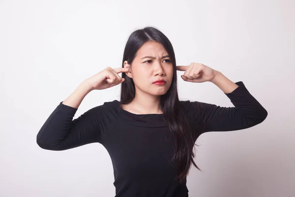 Ung Asiatisk Kvinna Blockera Båda Öronen Med Finger Vit Bakgrund — Stockfoto