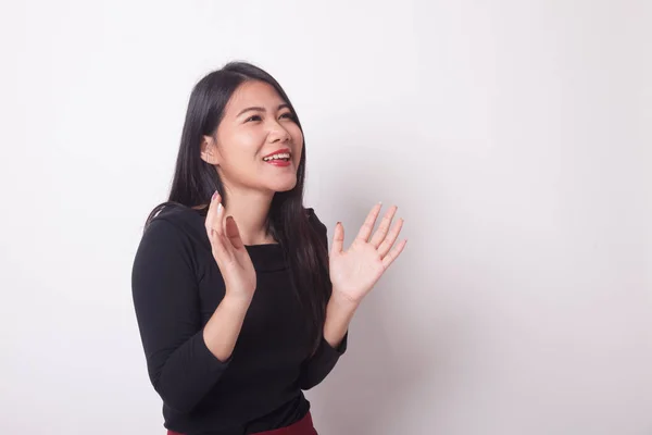 Jovem Mulher Asiática Surpreendido Sorriso Fundo Branco — Fotografia de Stock