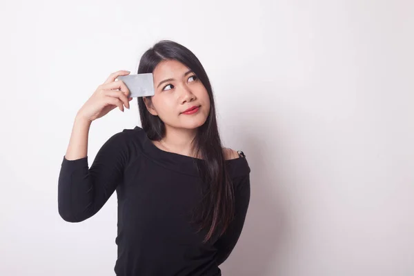 Jonge Aziatische Vrouw Denk Met Een Lege Kaart Witte Achtergrond — Stockfoto
