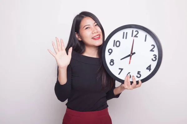 白い背景に時計をもつ幸せな若いアジア女性 — ストック写真