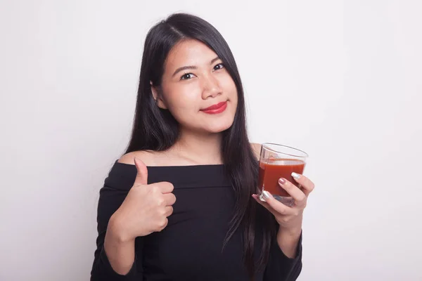 Ung Asiatisk Kvinna Tummen Upp Med Tomatjuice Vit Bakgrund — Stockfoto
