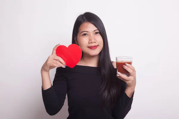 Joven Mujer Asiática Con Jugo Tomate Corazón Rojo Sobre Fondo —  Fotos de Stock