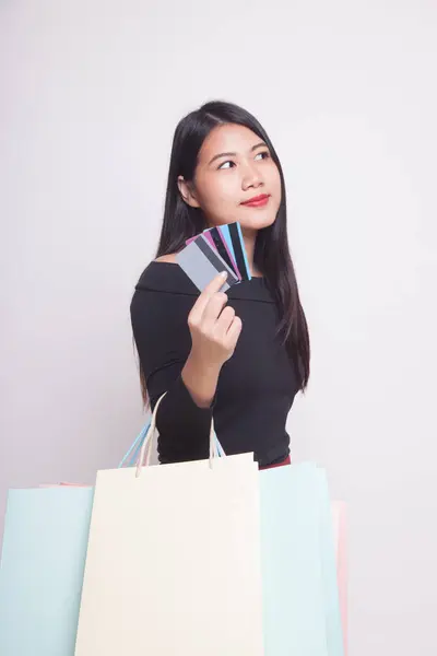 Jonge Aziatische Vrouw Met Boodschappentas Lege Kaart Witte Achtergrond — Stockfoto