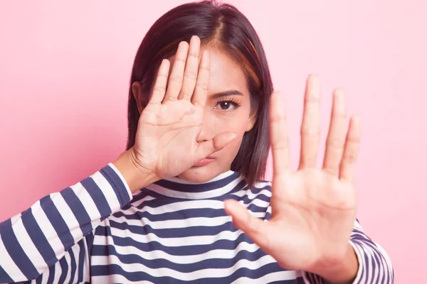 Jong Aziatisch Vrouw Verbergen Haar Gezicht Roze Achtergrond — Stockfoto