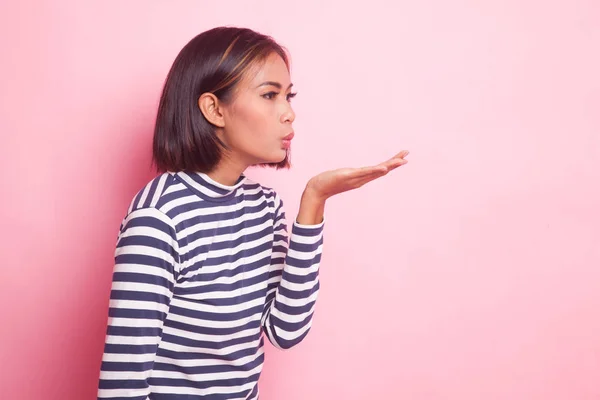 Mooie Jonge Aziatische Vrouw Klap Een Kus Roze Achtergrond — Stockfoto