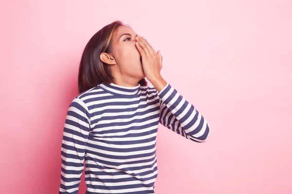 Slaperig Jong Aziatisch Vrouw Geeuw Roze Achtergrond — Stockfoto