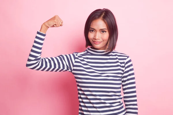 Bela Jovem Ásia Mulher Flex Bíceps Rosa Fundo — Fotografia de Stock