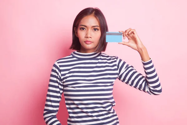 Joven Mujer Asiática Con Una Tarjeta Blanco Sobre Fondo Rosa — Foto de Stock