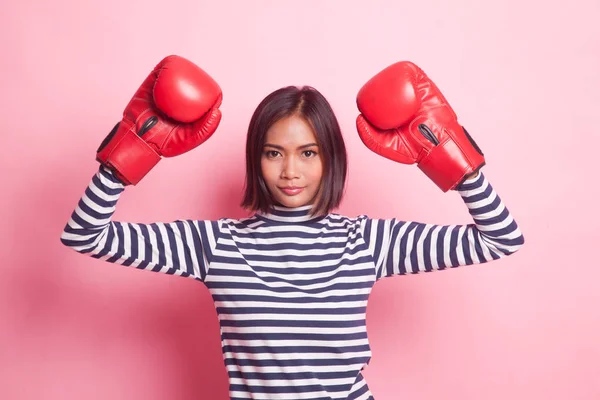 Mladá Asijská Žena Červenými Boxerskými Rukavicemi Růžovém Pozadí — Stock fotografie