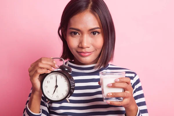 Femme Asiatique Bonne Santé Boire Verre Lait Tenir Horloge Sur — Photo