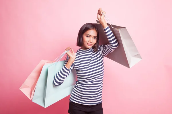 Jong Aziatisch Vrouw Gelukkig Met Winkelen Tas Roze Achtergrond — Stockfoto