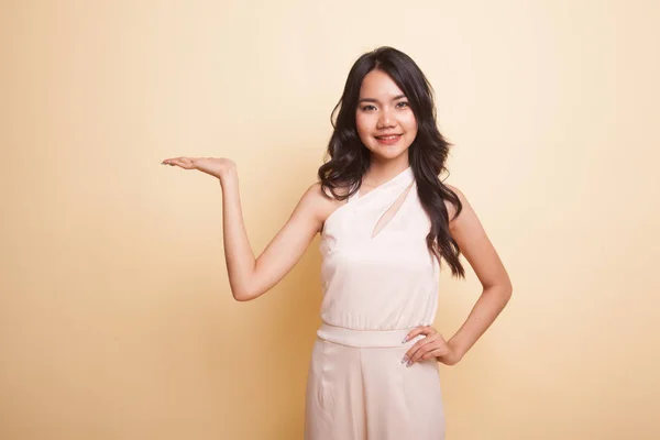 Güzel Genç Asyalı Kadın Bej Arka Planda Avuç Içi Gösteriyor — Stok fotoğraf