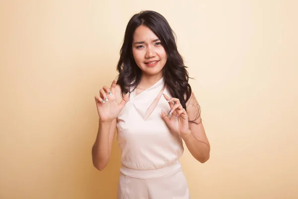 Jonge Aziatische Vrouw Met Spooky Handen Gebaar Beige Achtergrond — Stockfoto