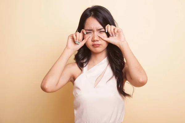 Junge Asiatin Traurig Und Weint Auf Beigem Hintergrund — Stockfoto