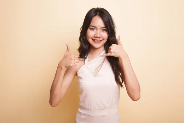 Young Asian Woman Thumbs Show Phone Gesture Beige Background — Stock Photo, Image