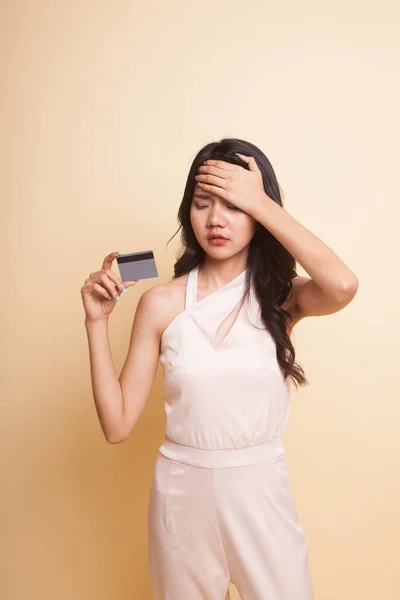 Jovem Mulher Asiática Dor Cabeça Com Cartão Branco Fundo Bege — Fotografia de Stock