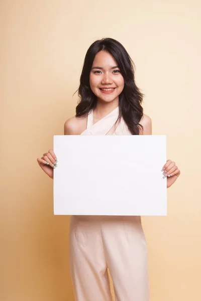 Señal Blanco Mujer Asiática Joven Sobre Fondo Beige — Foto de Stock