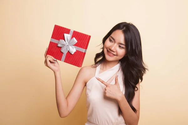 Young Asian Woman Gift Box Beige Background — Stock Photo, Image