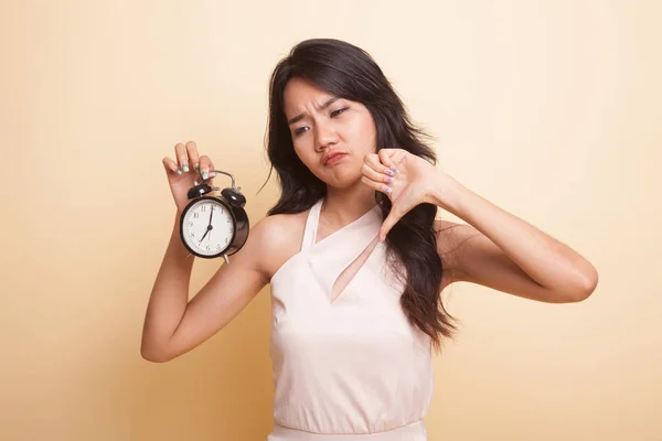 Joven Mujer Asiática Pulgares Abajo Con Reloj Sobre Fondo Beige — Foto de Stock