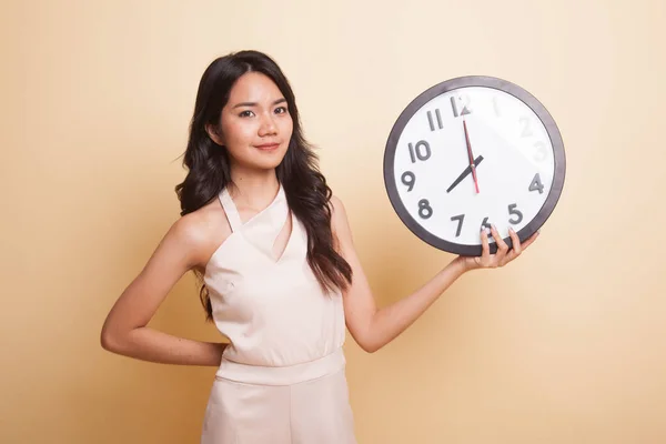 Jovem Mulher Asiática Com Relógio Fundo Bege — Fotografia de Stock