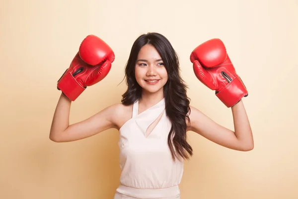 Joven Mujer Asiática Con Guantes Boxeo Rojos Sobre Fondo Beige —  Fotos de Stock