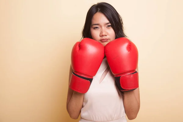 Mladá Asijská Žena Červenými Boxerskými Rukavicemi Béžovém Pozadí — Stock fotografie