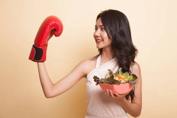 Jeune Femme Asiatique Avec Gant Boxe Salade Sur Fond Beige — Photo