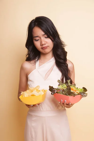 Ung Asiatisk Kvinna Med Chips Och Sallad Beige Bakgrund — Stockfoto