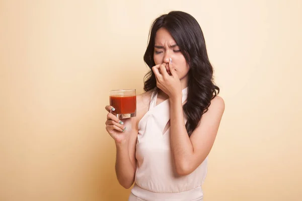 Jeune Femme Asiatique Déteste Jus Tomate Sur Fond Beige — Photo