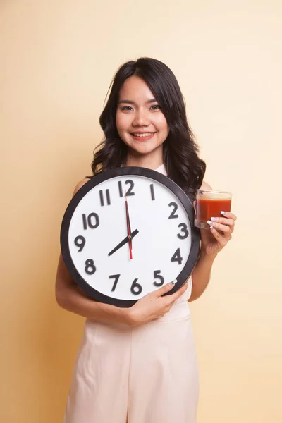 Ung Asiatisk Kvinna Med Tomatjuice Och Klockan Beige Bakgrund — Stockfoto