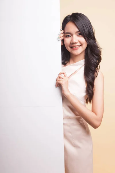 Joven Mujer Asiática Con Cartel Blanco Sobre Fondo Beige — Foto de Stock