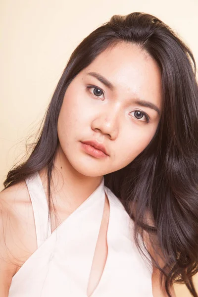 Retrato Una Hermosa Joven Asiática Sobre Fondo Beige —  Fotos de Stock