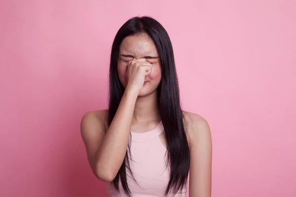 Joven Mujer Asiática Enfermó Dolor Cabeza Sobre Fondo Rosa — Foto de Stock