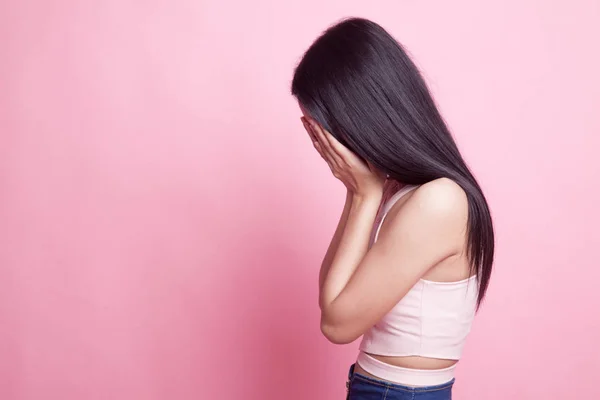 Грустная Молодая Азиатка Плачет Ладонью Лицу Розовом Фоне — стоковое фото