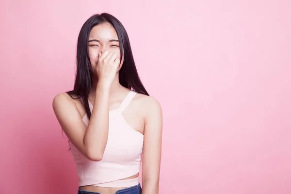 Genç Asyalı Kadın Pembe Arka Plandaki Kötü Koku Yüzünden Burnunu — Stok fotoğraf