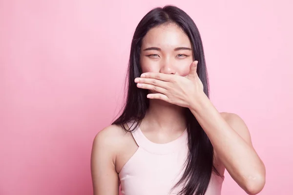 Ung Asiatisk Kvinna Stänga Munnen Med Handen Rosa Bakgrund — Stockfoto