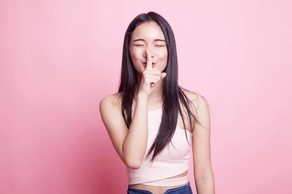 Asyalı Kız Gülümseme Gösteri Oldukça Işareti Pembe Bir Arka Plan — Stok fotoğraf